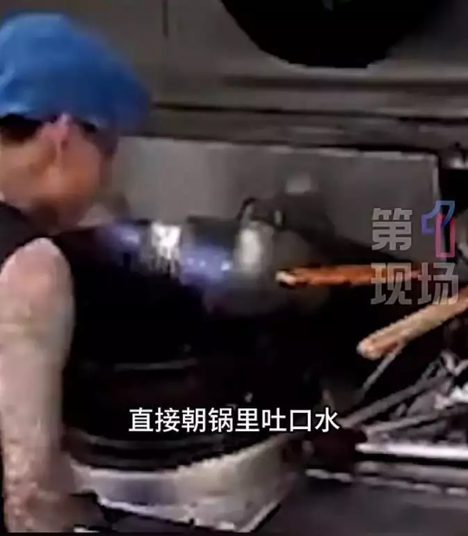 广东佛山一餐馆厨师往炒菜锅吐口水、洗扫把，官方最新通报：该店老板、涉事厨师禁业5年